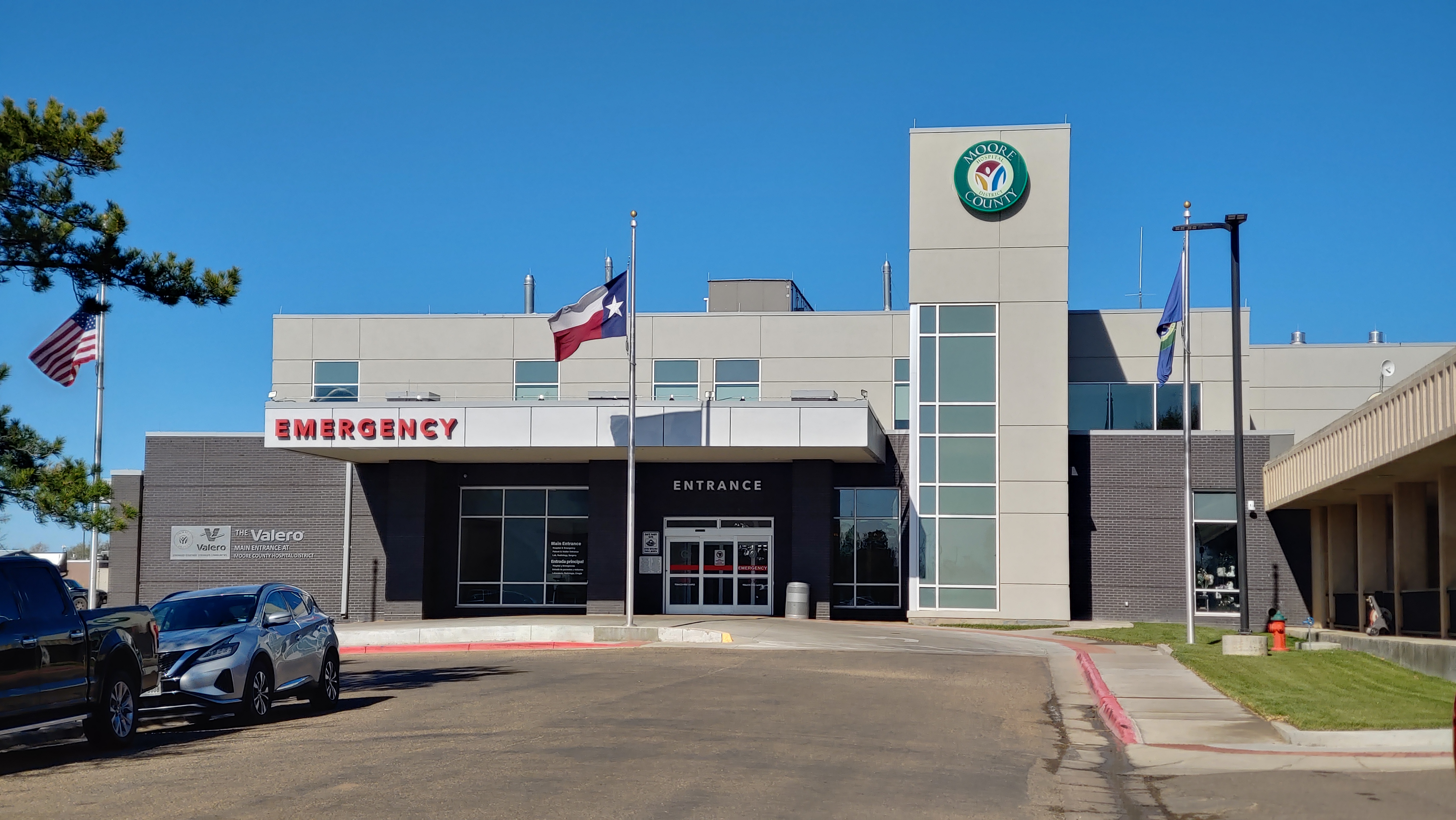 A photo of the front main entrance of the hospital